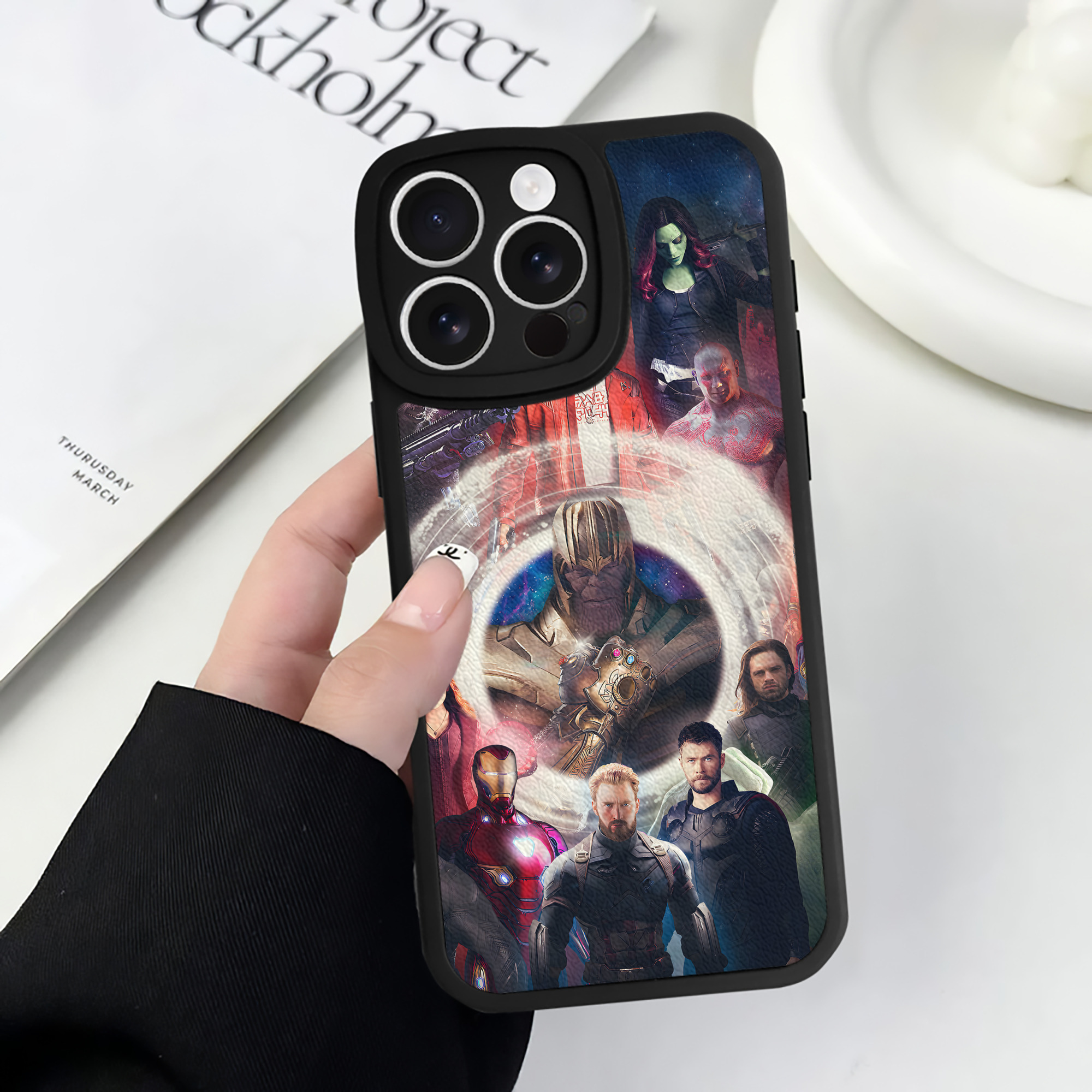 （画像用） アベンジャーズ The Avengers 【iPhone 16シリーズ対応】シリコンスマホケース（レザー調） 材質：シリコン